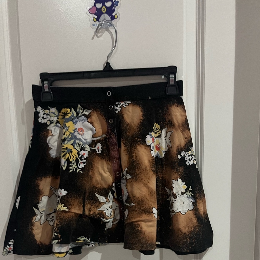 Mini skirt with flowers and bleached effect